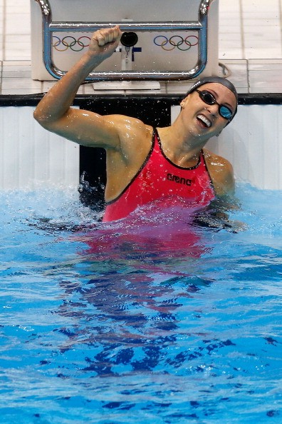 Ở chung kết 200m ếch nữ, kình ngư người Mỹ Rebecca Soni đã xuất sắc đoạt HCV và phá sâu kỉ lục thế giới với thành tích 2'19.59.